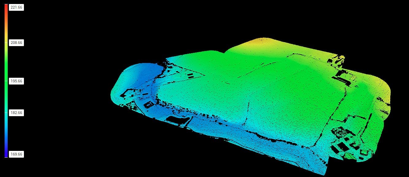 Nuage de points LiDAR d'un site bâti en pente douce, colorisé du bleu au rouge selon l'altitude